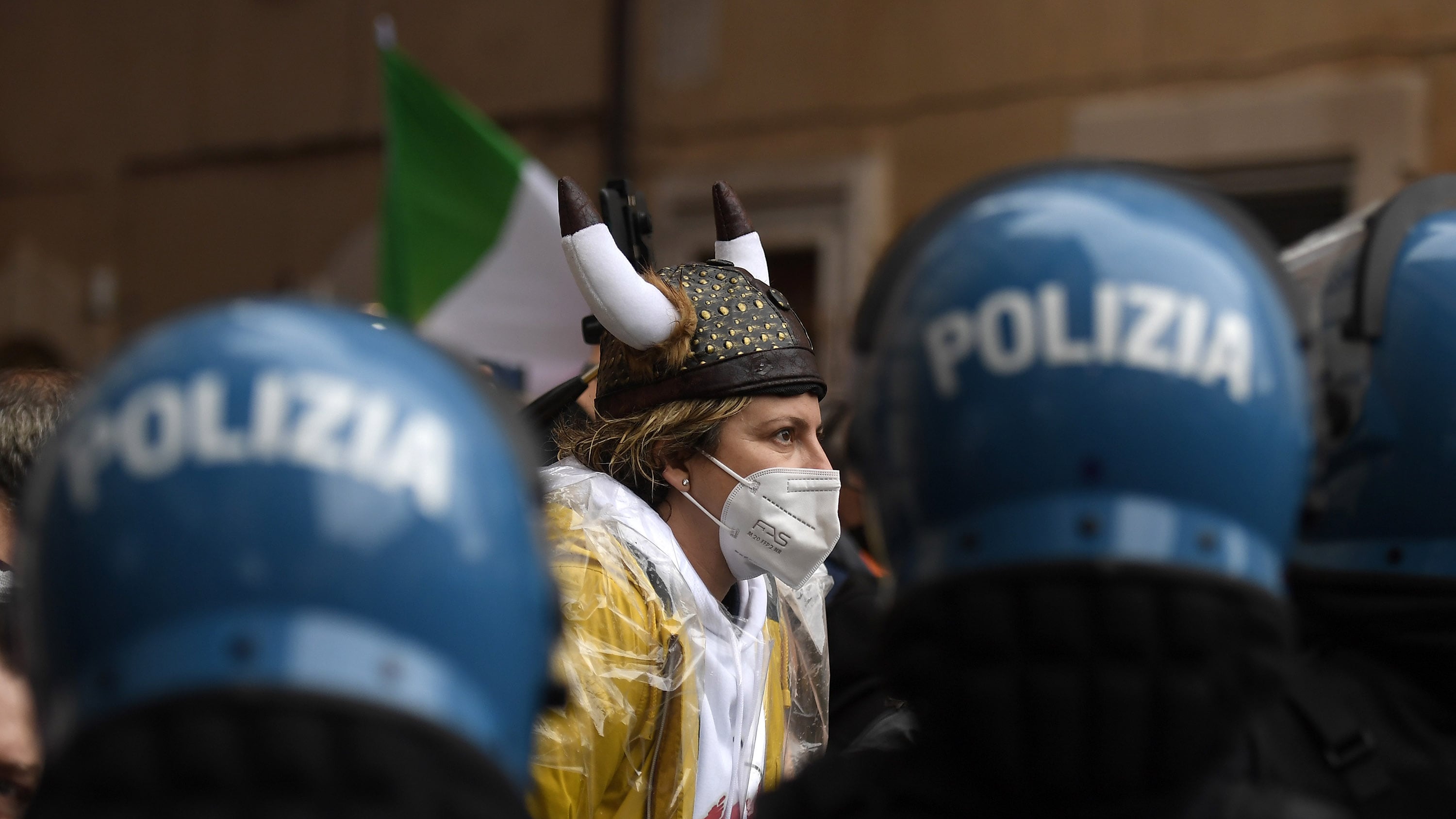 Fascisti, evasori, sfigatissimi: l'odio rosso per l'Italia in ginocchio