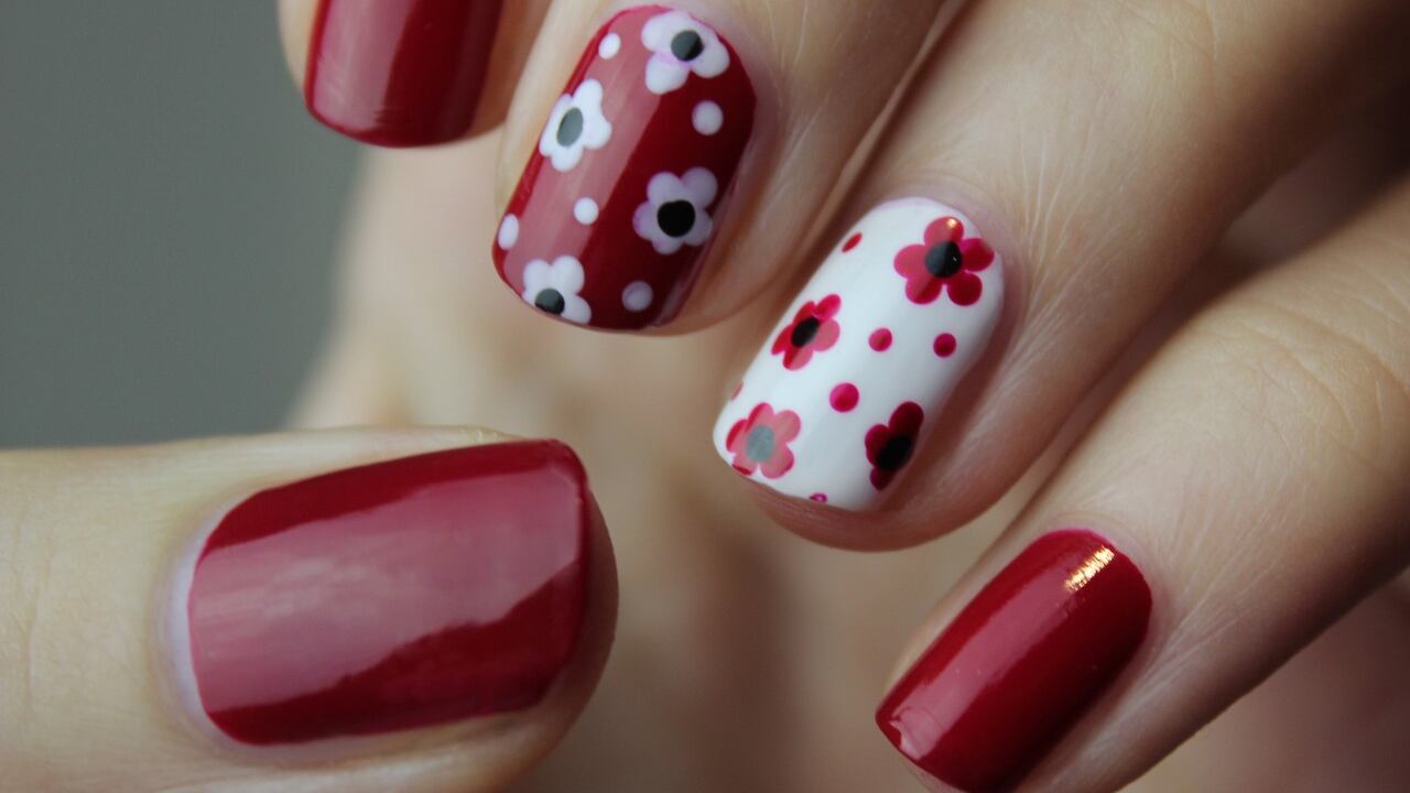 Tendenze nails primavera 2025, dai colori pastello ai dettagli floreali