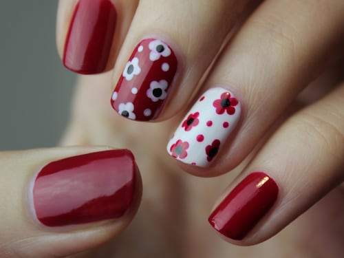 Tendenze nails primavera 2025, dai colori pastello ai dettagli floreali