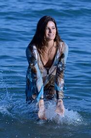 Isabeli Fontana hot, incanta Venezia nella laguna 13