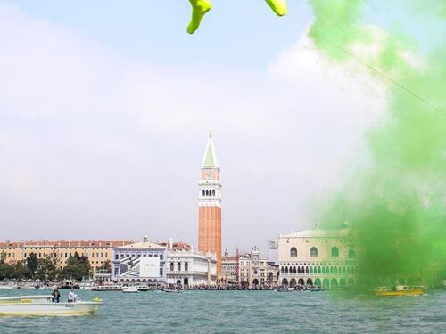 Folla allo spazio del Vaticano (e ai ricevimenti pieni di vip) dietro le quinte»