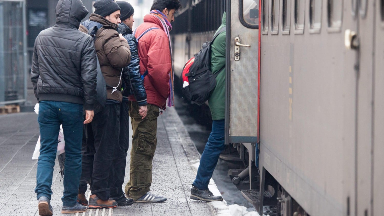 Immigrati molestano i clienti del bar, lei espone il cartello "vietato l'ingresso ai richiedenti asilo"