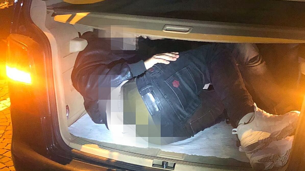 Ventimiglia: nel bagagliaio due clandestini, arrestato algerino regolare