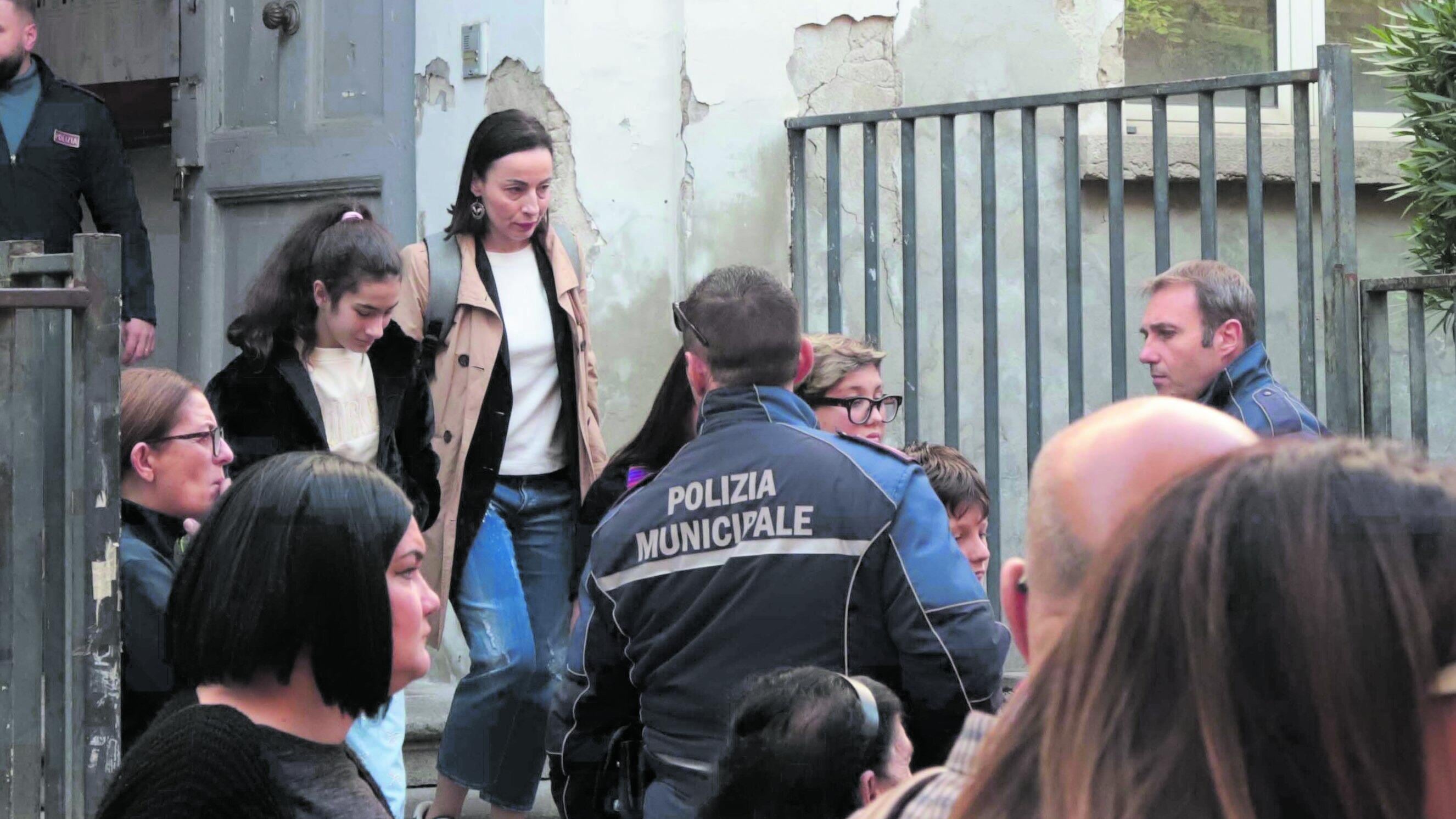 Si butta dalle scale a scuola. L'ultimo biglietto: "Scusate"