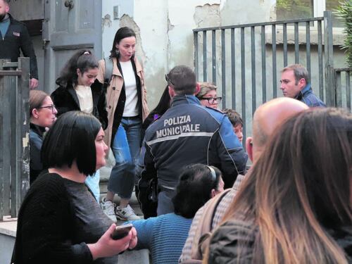 Si butta dalle scale a scuola. L'ultimo biglietto: "Scusate"