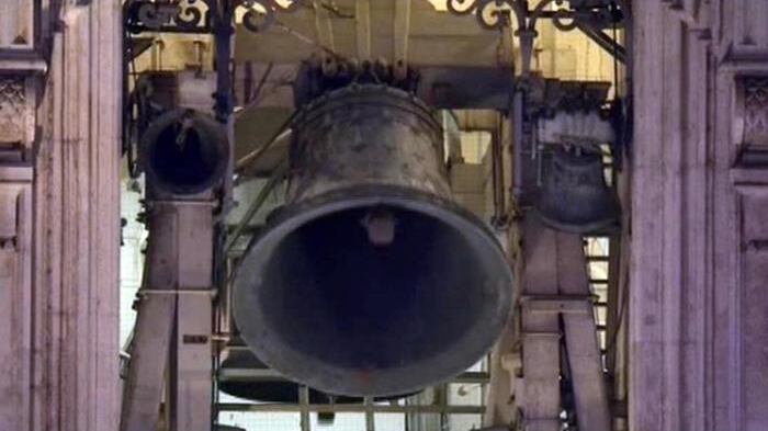 Le campane suonano di notte: fa causa alla chiesa