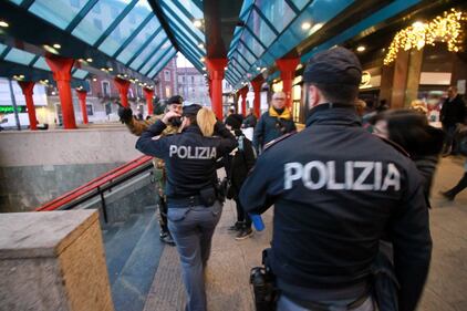 Milano, allarme bomba nella metropolitana a Cadorna 6