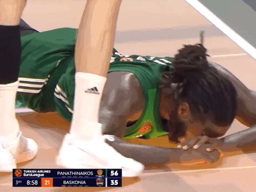 Nove svenuti e un infarto al palazzetto del Panathinaikos. Cosa è successo