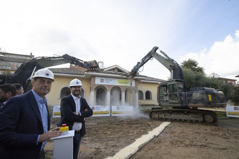 Salvini sulla ruspa per la demolizione della villa dei Casamonica 5
