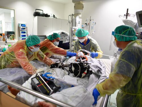 Trentino, no-vax rifiuta di essere intubato e muore in ospedale