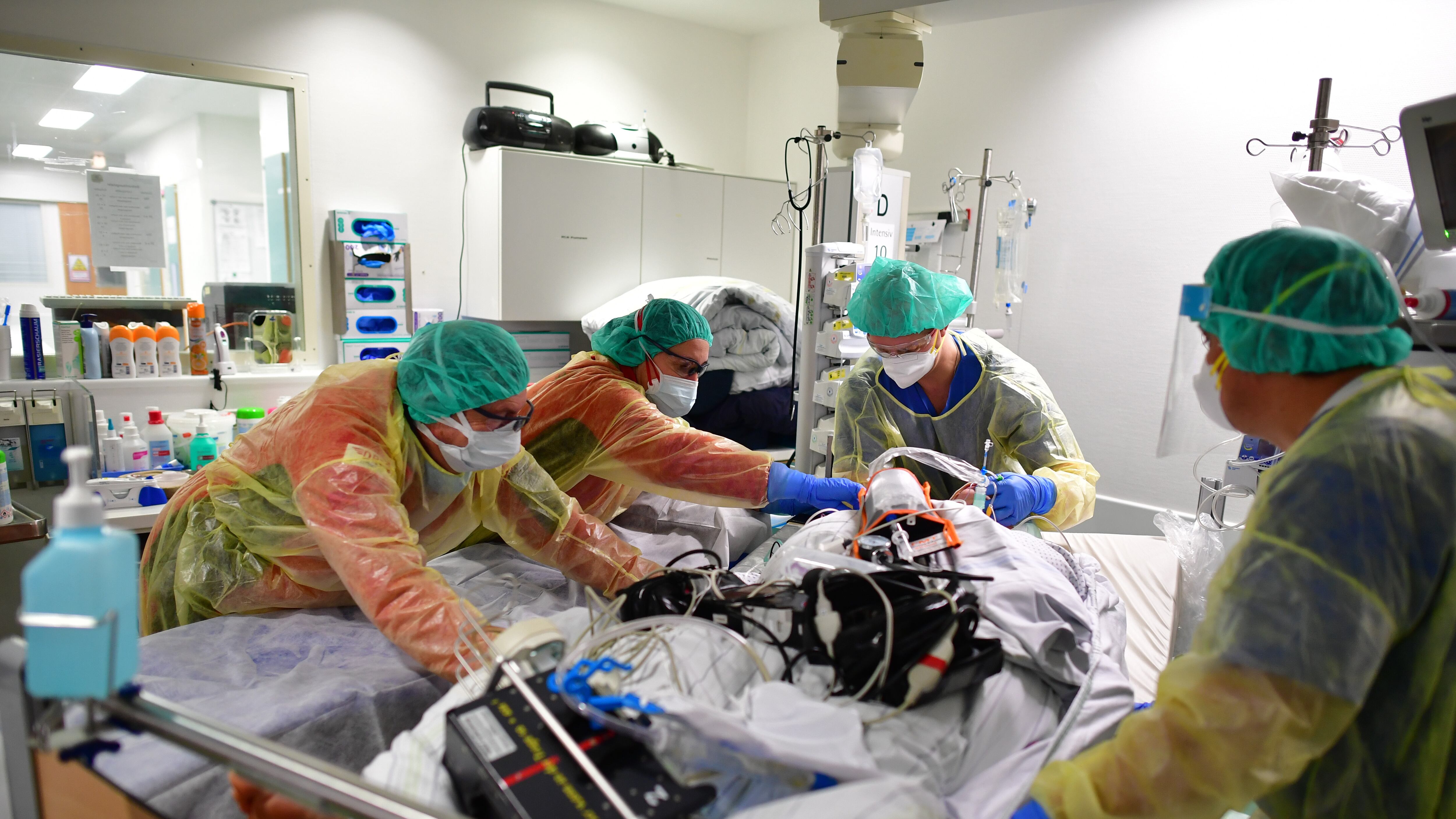 Trentino, no-vax rifiuta di essere intubato e muore in ospedale