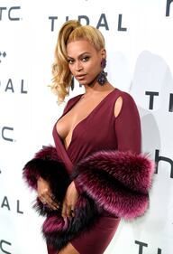 Beyoncé Knowles, seno in vista e scollo mozzafiato a New York 39