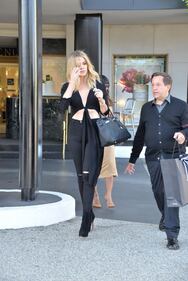 Khloe Kardashian sexy senza reggiseno 11