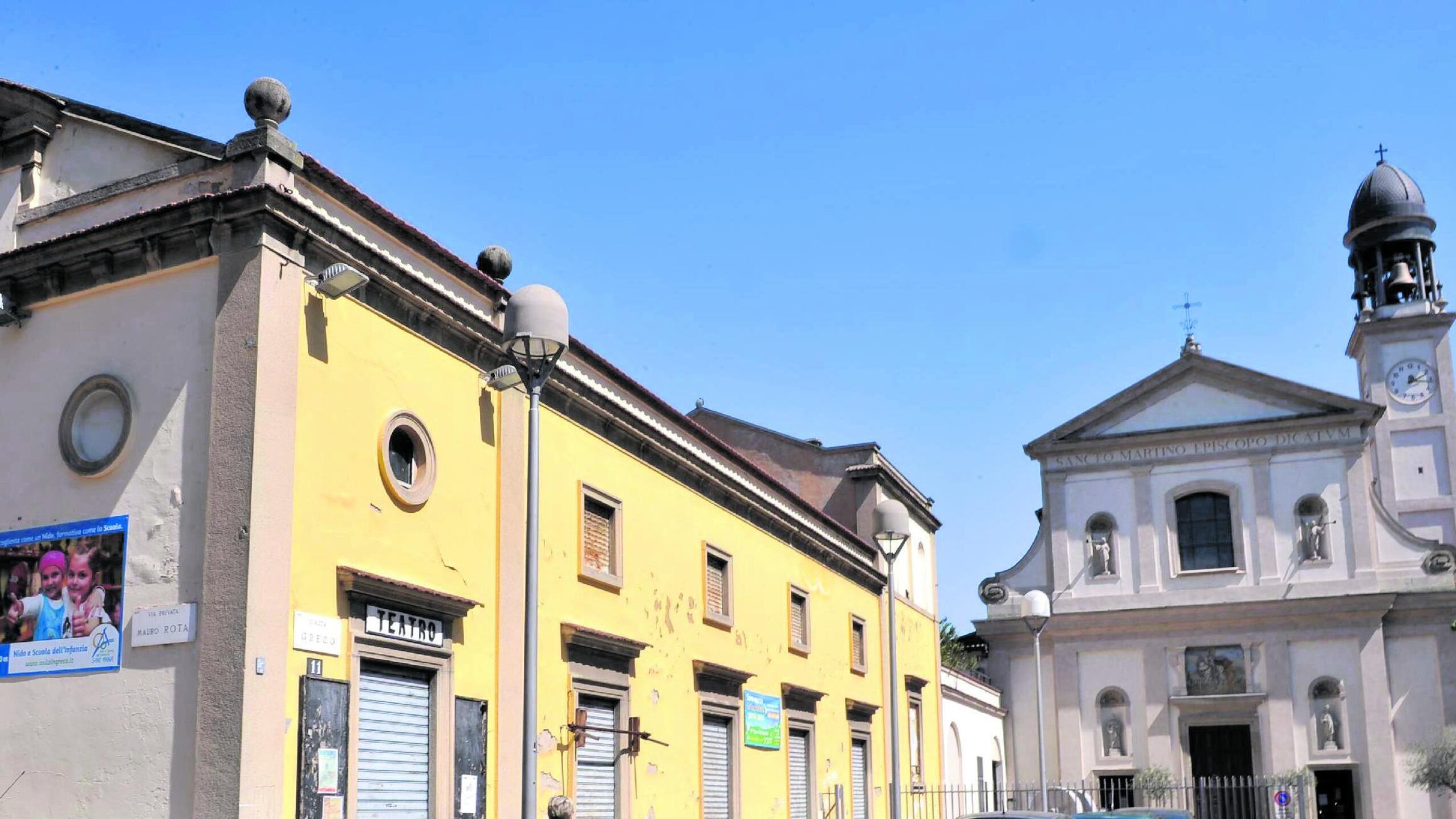 Greco, appicca fuoco al portone della chiesa. Piscina: "Sconvolto, quartiere allo sbando"