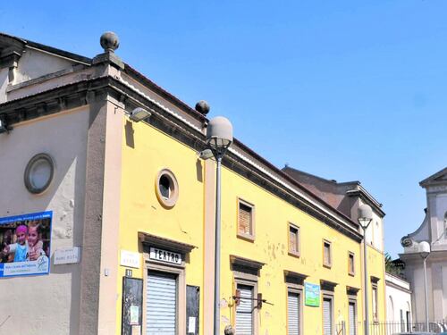 Greco, appicca fuoco al portone della chiesa. Piscina: "Sconvolto, quartiere allo sbando"