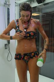 Elenoire Casalegno sexy sotto la doccia 3