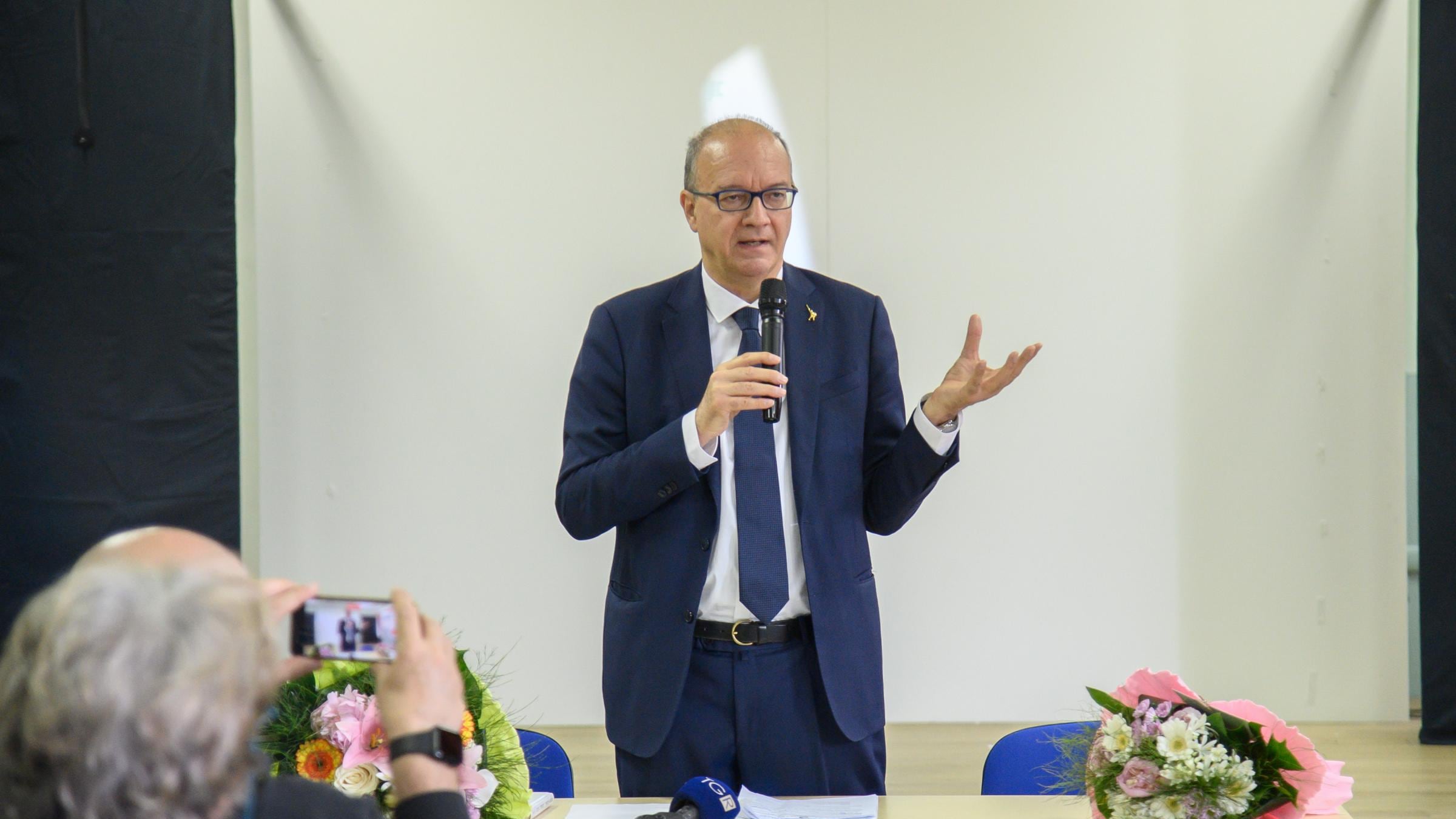 "Scuola violenta, servono eroi positivi. I cellulari in classe? Ora sono spariti"