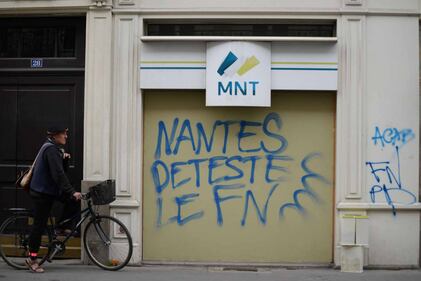 Scontri tra polizia e manifestanti anti Le Pen: numerosi feriti 8