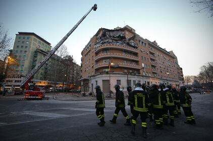 Roma, crollano tre piani di un palazzo 9
