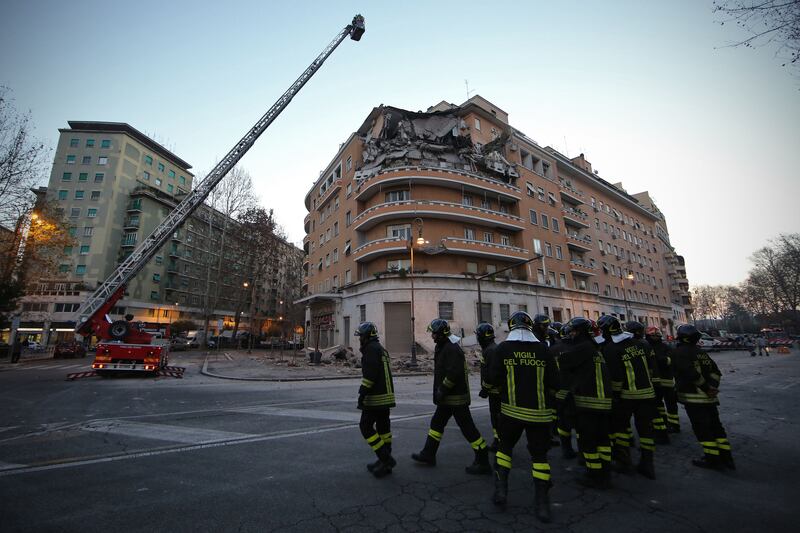 Roma, crollano tre piani di un palazzo 9