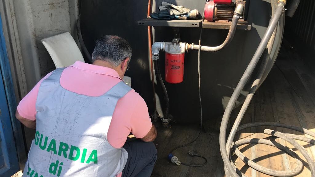 Oltre 10mila litri di gasolio di contrabbando: il traffico ad Altamura