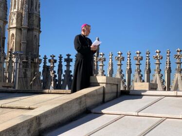 Coronavirus, arcivescovo Delpini prega la Madunina da terrazze del Duomo 1