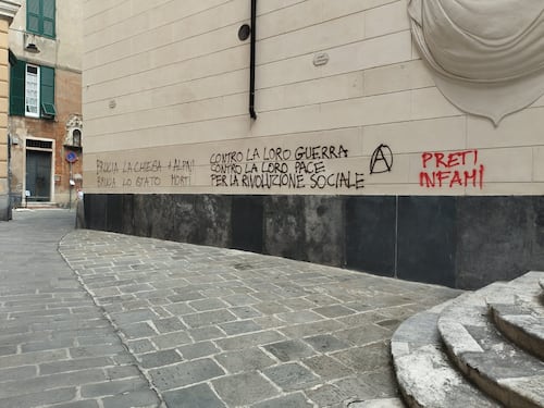 La vergogna contro gli alpini: tutte le foto