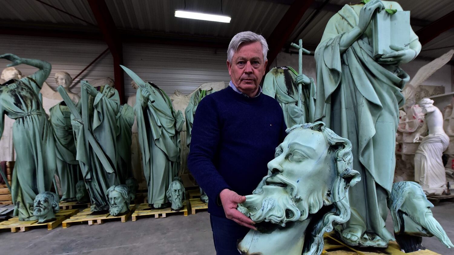 Vetrate, sculture e reliquie: ecco cosa è scampato al fuoco