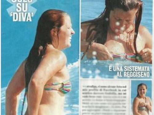 La cantante Noemi perde il costume al mare