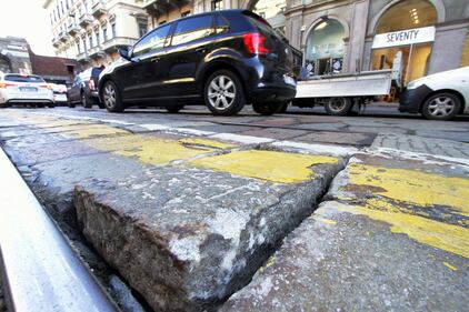 Buche pericolose sulle strade di Milano dopo le violente piogge degli ultimi giorni 1