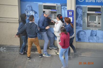 Parigi, la rapina al bancomat a due passi da Notre-Dame 3