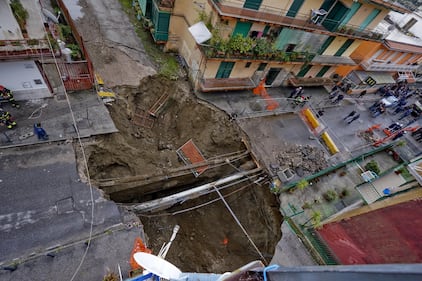 Napoli, maxi voragine in strada a Pianura 9