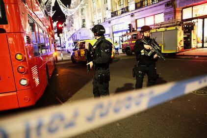 Londra, scatta l'allarme a Oxford Street: paura tra la gente 9