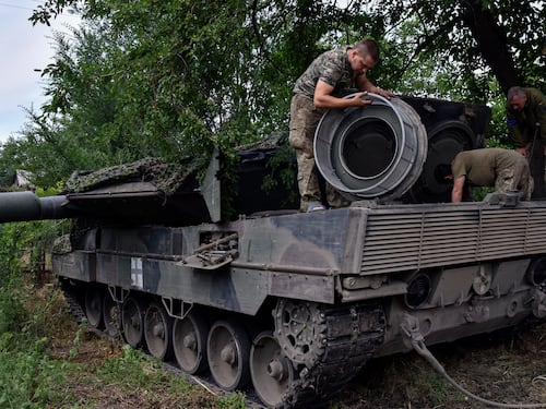 Danimarca e Olanda spostano i tank in Ucraina: la mossa dei 14 Leopard