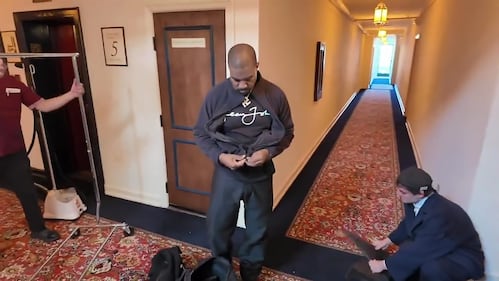 Kanye West indossa una tunica nera e un cappuccio ispirati al KKK con una collana con svastica e una maglietta di Sean Jean durante un'intervista con DJ Akademiks 3