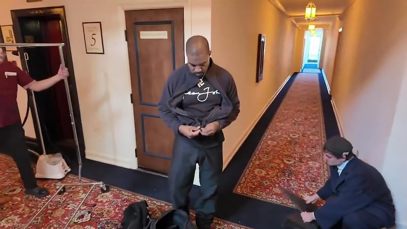 Kanye West indossa una tunica nera e un cappuccio ispirati al KKK con una collana con svastica e una maglietta di Sean Jean durante un'intervista con DJ Akademiks 3