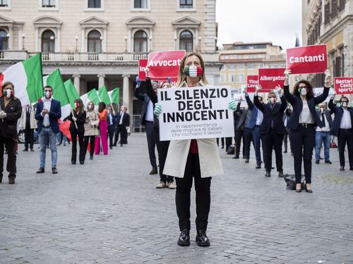Flash mob della Meloni davanti Palazzo Chigi per dar voce al silenzio degli innocenti