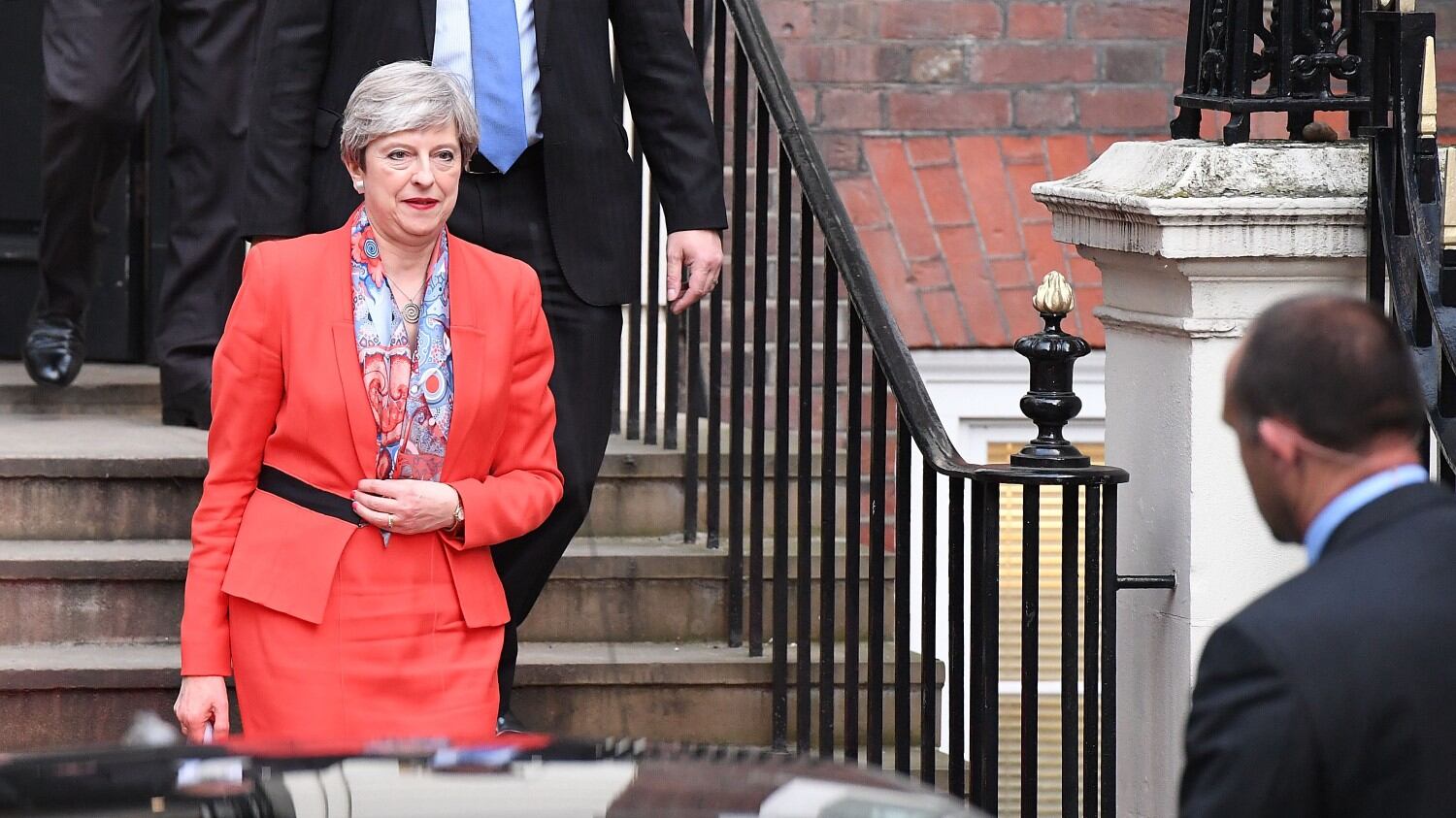 Il partito contro la May: "Morta che cammina". E Trump stoppa la visita