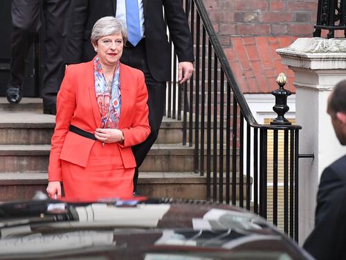 La May non molla il governo ma ripiega su una "soft" Brexit