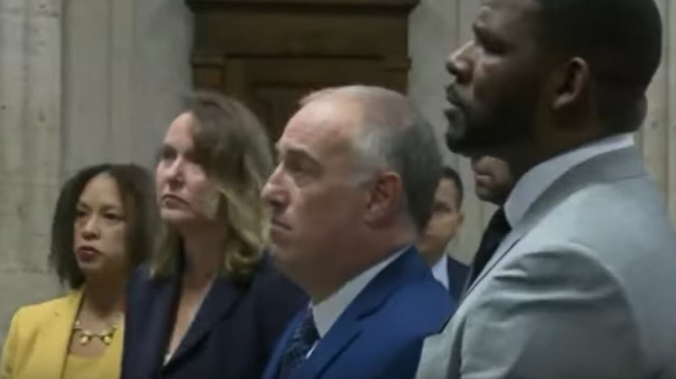 "Sesso con minorenni". Arriva la condanna per il rapper R.Kelly
