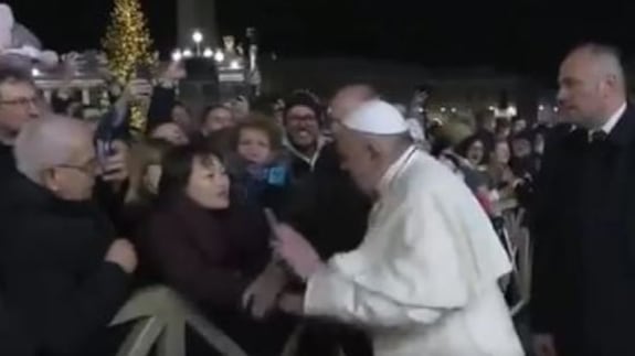 Papa Francesco strattonato da una fedele in San Pietro