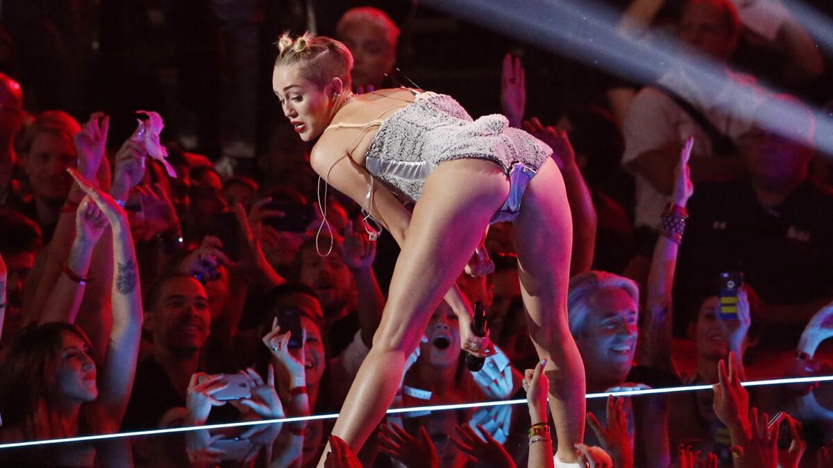 Twerking folle: la moda che impazza sul web