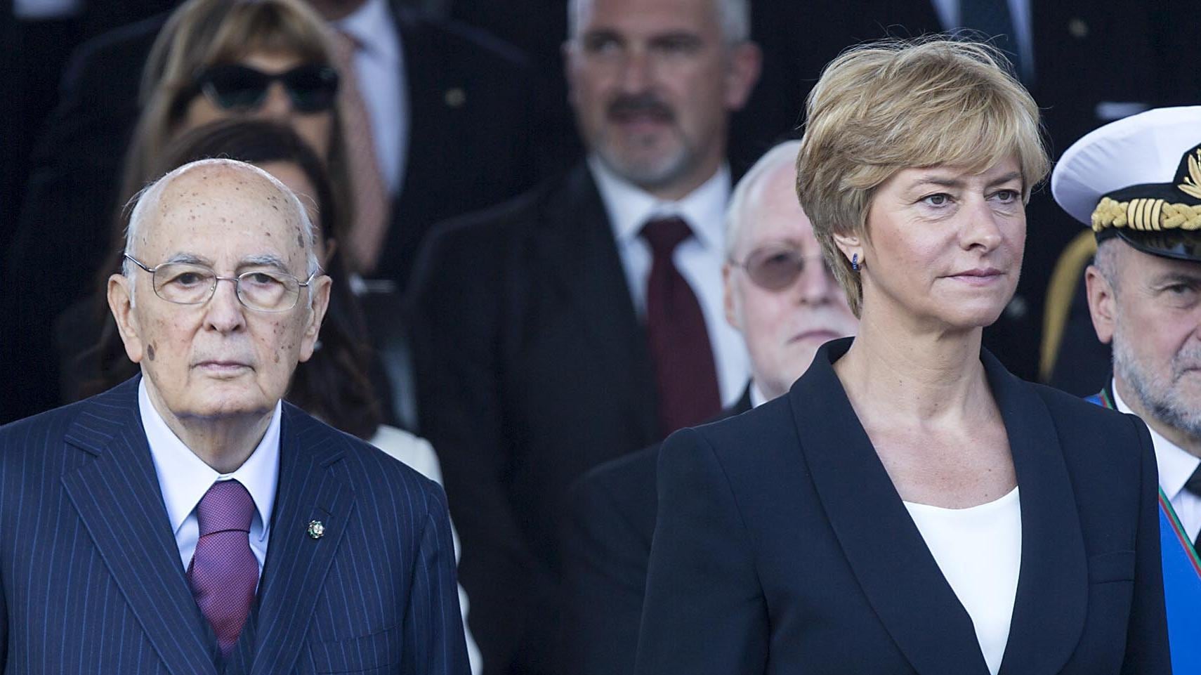 La Pinotti alla parata studia da presidentessa