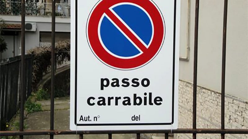 Delirio a Verona: passo carrabile solo a chi si dichiara antifascista. Poi la marcia indietro
