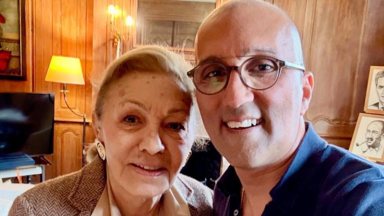 “Donna forte e coraggiosa”. Chi è Farhad Re, lo stilista della foto con Farah Diba