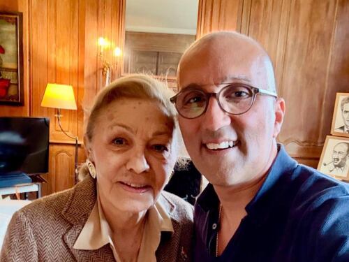 “Donna forte e coraggiosa”. Chi è Farhad Re, lo stilista della foto con Farah Diba