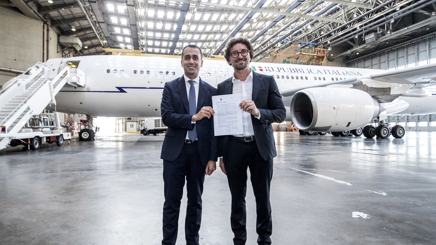 "Termina l'arroganza di Renzi". Salta il contratto dell'Air force