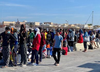 Boom di arrivi a Lampedusa: l’assedio sul molo 9