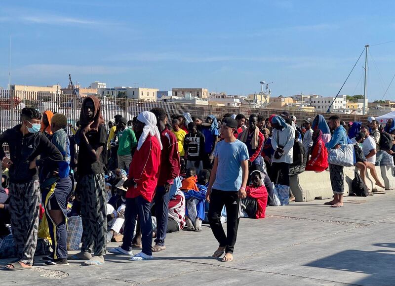 Boom di arrivi a Lampedusa: l’assedio sul molo 9