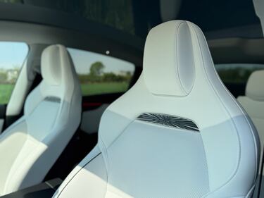 Tesla Model Y Performance: guarda le foto 11